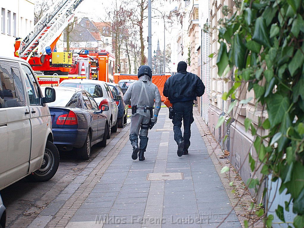 Einsatz Feuerwehr SEK Polizei Koeln Nippes Merheimerstr P102.JPG